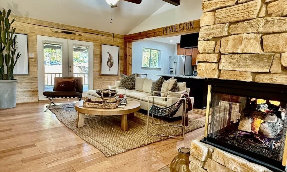 Conroe House | Pendelton Lodge | Country Gem & Huge Fire Pit