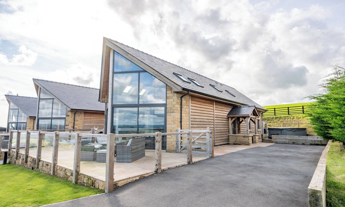 Higher Walton Cabin | Pendle View Sleeps 8 with Hot Tub