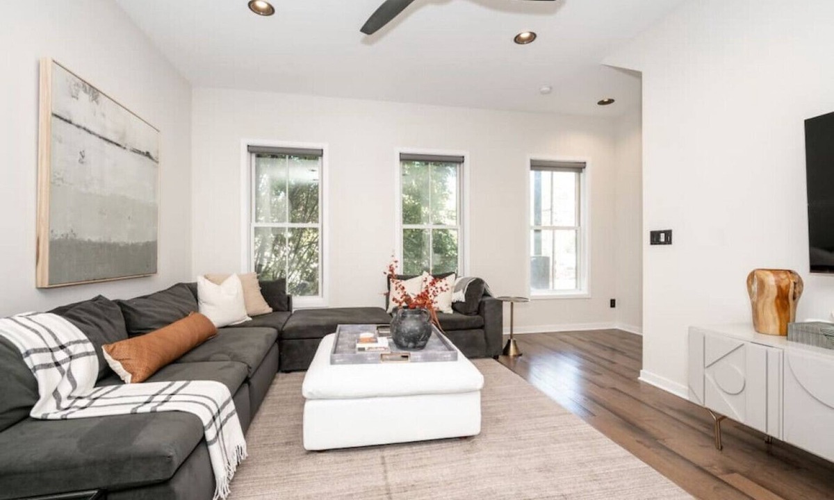Pendleton House | Pendleton Gem | Rooftop Views + Garage
