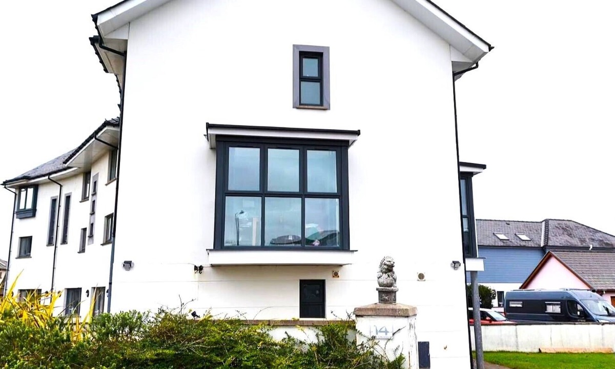 Pembroke Dock House | Penfro sea view- 3 bedrooms available