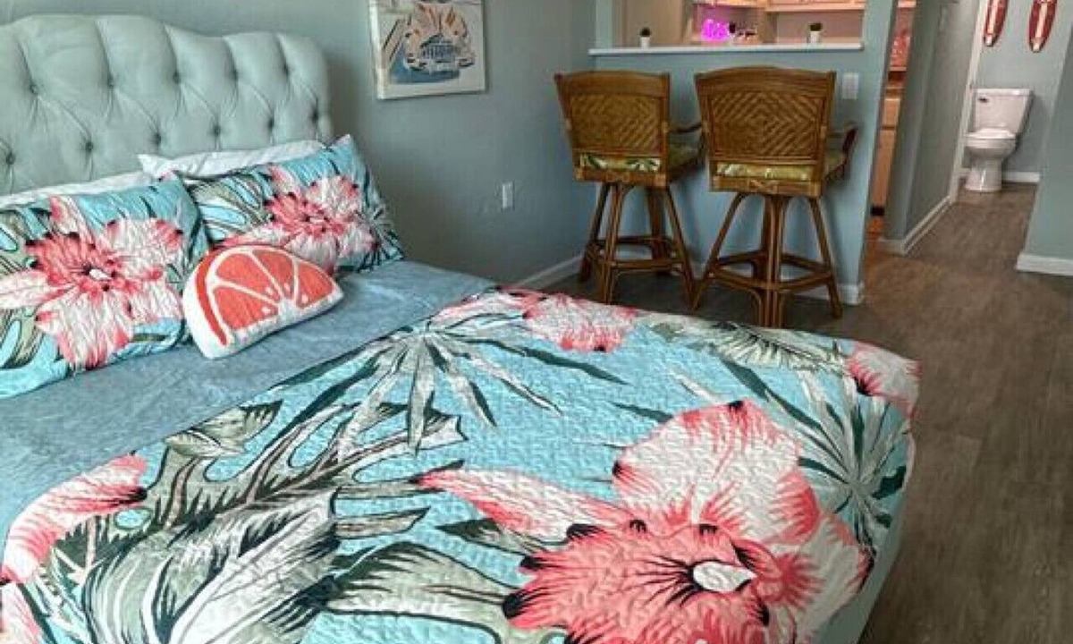 Parsuns To Cocoa Beach House | Penguins on the Beach | Studio Steps to Beach & Downtown w/pool | Unit E
