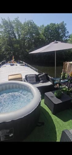 Vigneux-sur-Seine Boat Rental | Peniche refuge Seine
