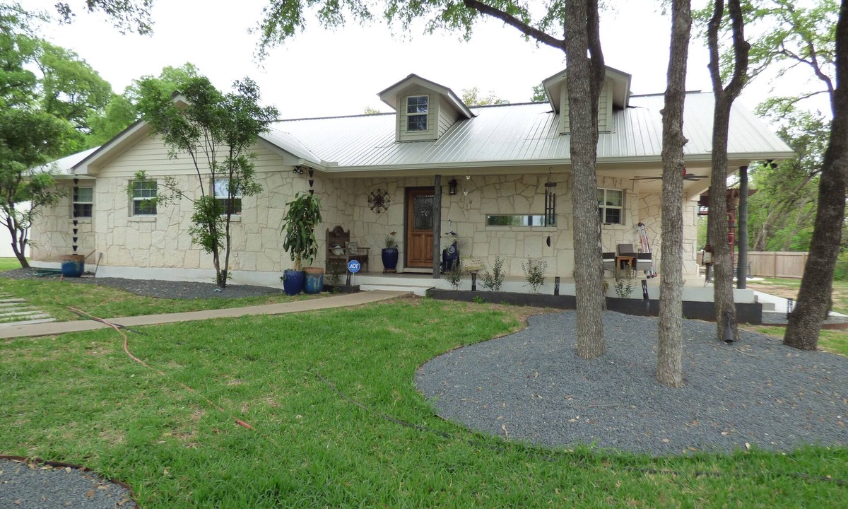 Austin House | PENION HOME! HOT TUB FOR 6/7 - SPACIOUS YARD FOR KIDS!