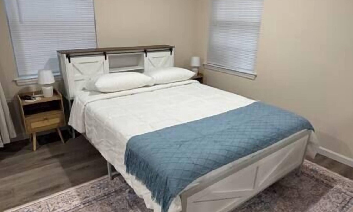Newark Apartment | Penn Station Retreat – Studio w/Queen + Laundry