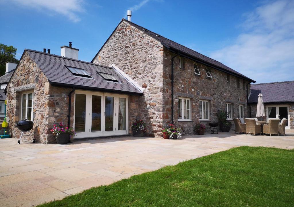 Dulas House | Penrhyn Barn