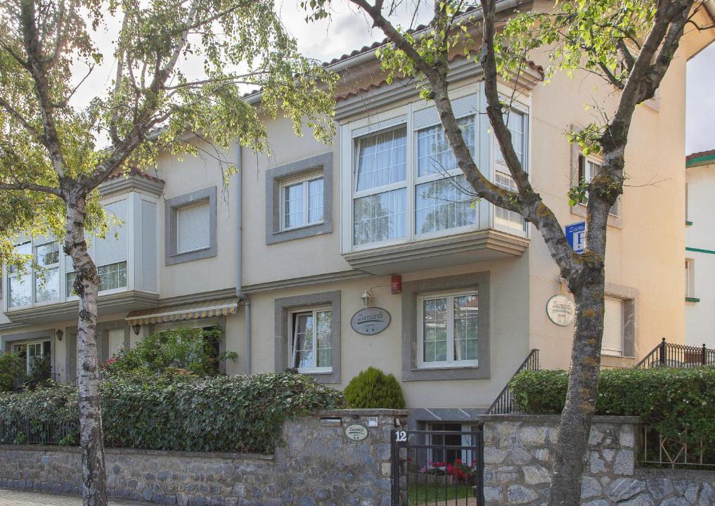 Deba House | Pensión Zumardi