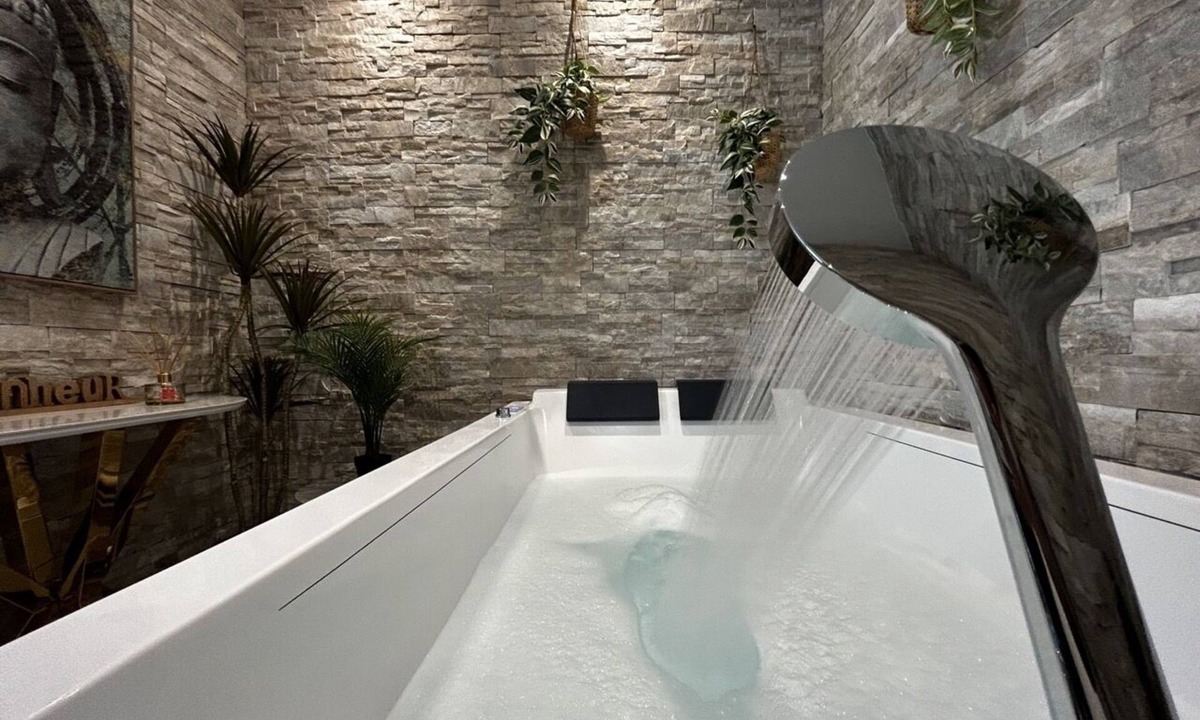 Courlancy Apartment | Pentagone 1/3-Apartment-Private Bathroom