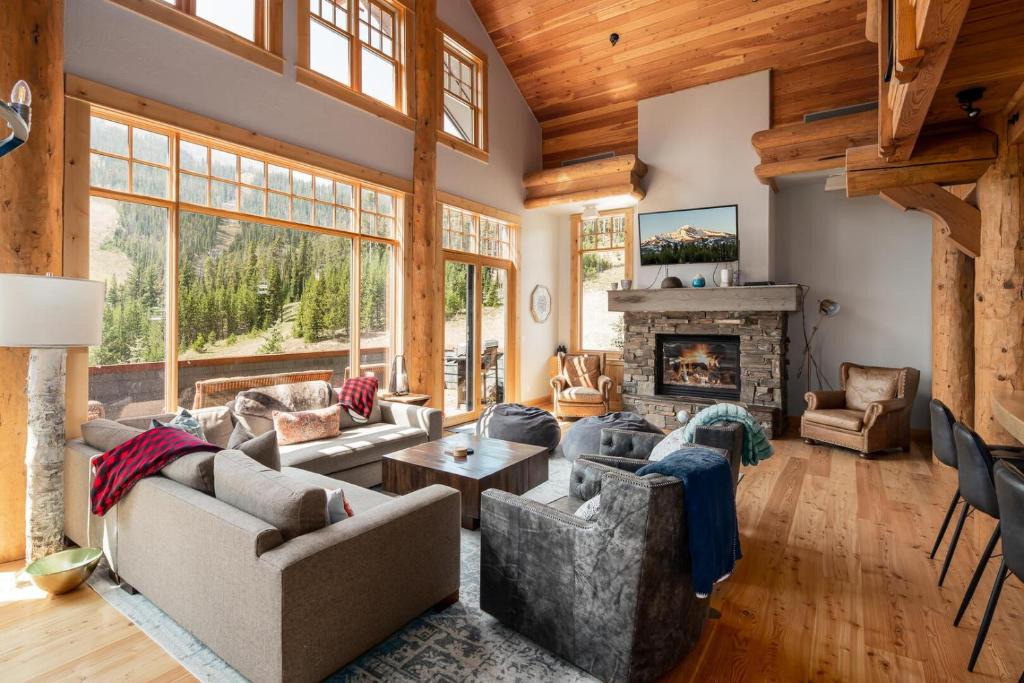 Saddle Ridge Cabin | Penthouse 1 by Moonlight Basin Lodging