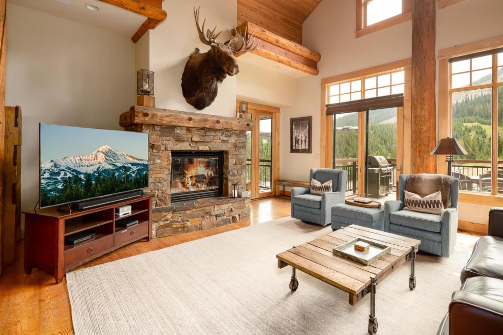 Saddle Ridge Cabin | Penthouse 3 by Moonlight Basin Lodging