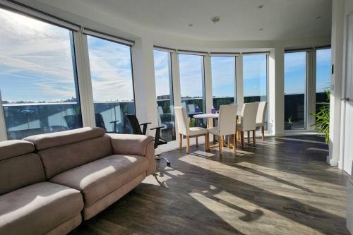 Peninsula Apartment | Penthouse Fantasy