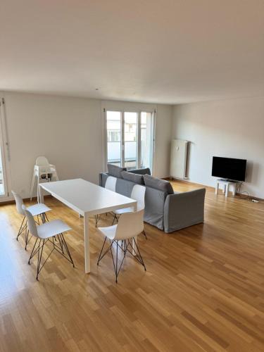 Vorstadte Apartment | Penthouse Loft with Rooftop Terrace 50sqm, Hot Tub, Open Modern Kitchen, 2 BR, City Center