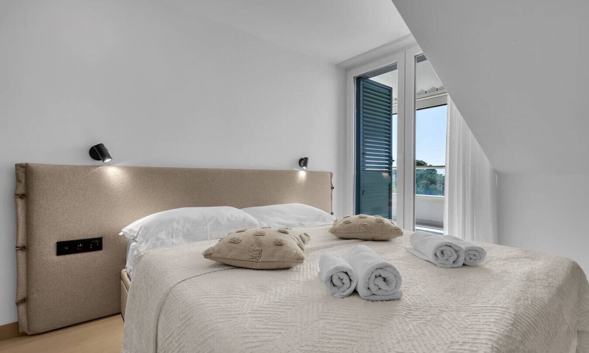 Donja luka Apartment | Penthouse Nikolina-50m to beach!