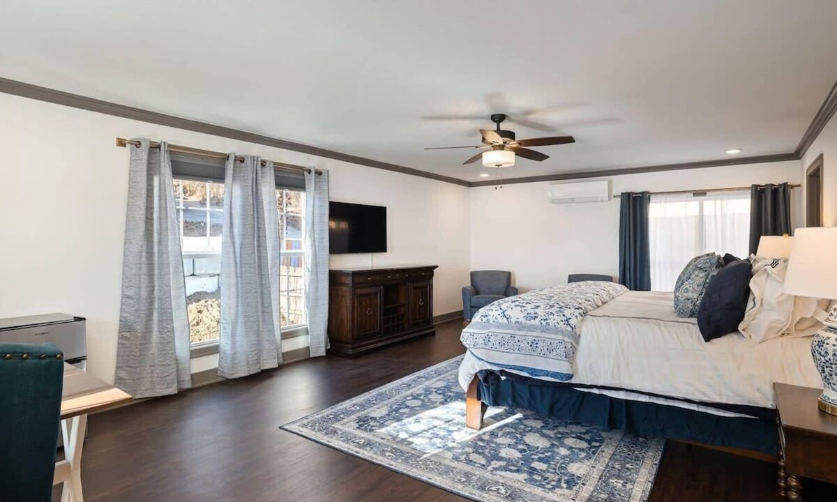 Parkville Apartment | Penthouse on Main KingBed+Shops&Eats|WiFi