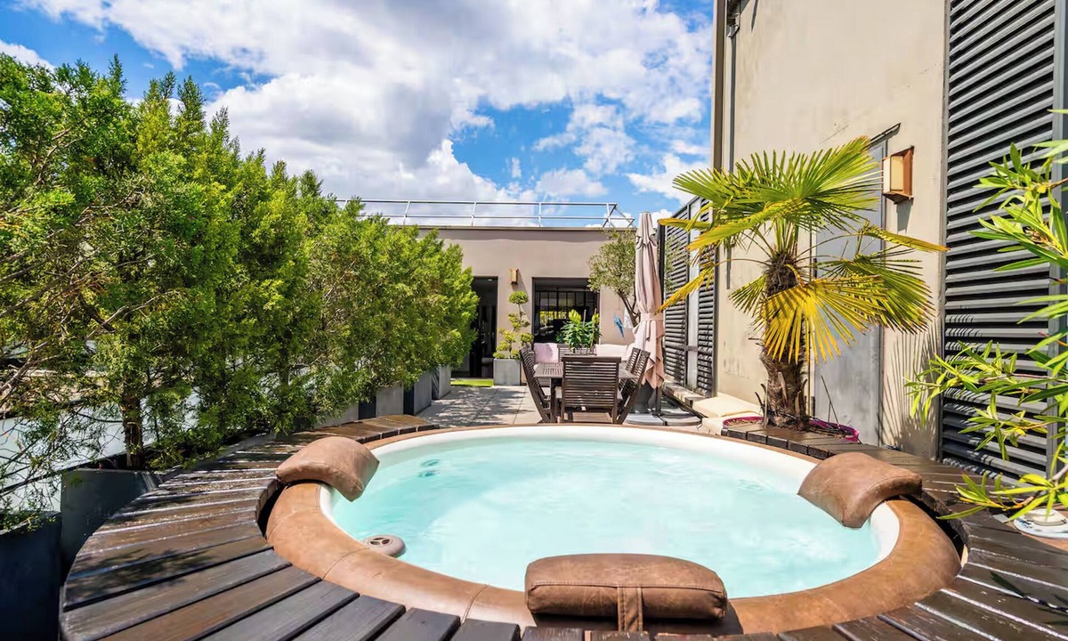 Aubervilliers Apartment | Penthouse Private Jacuzzi, Terrace & Gym (Airbnb SuperHost for 10 years)