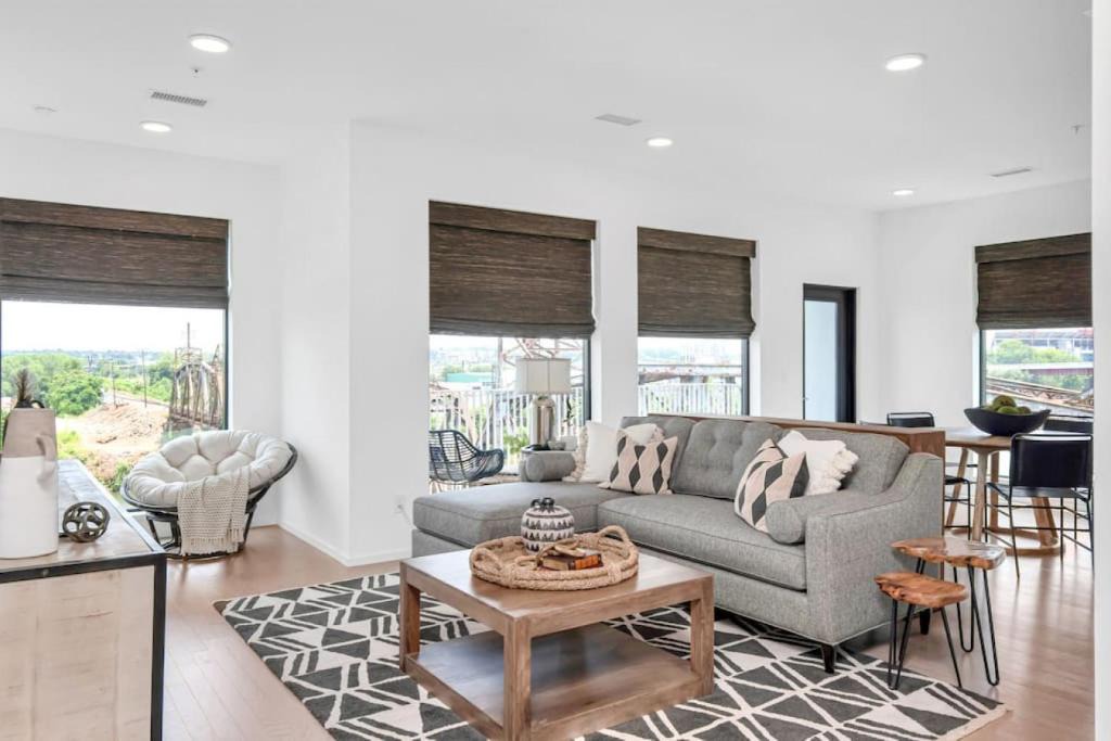 North Capitol House | Penthouse River View Walk Downtown, Garage Parking