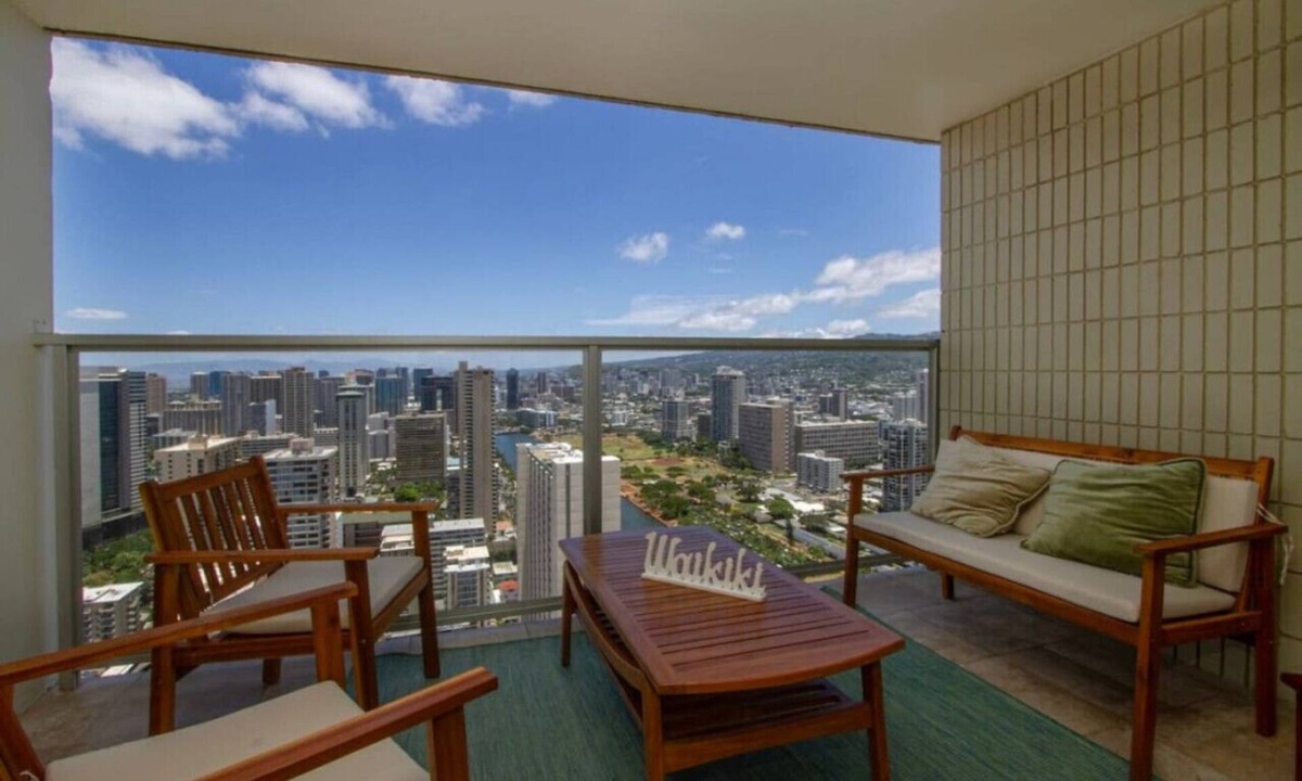 Diamond Head - Kapahulu - St. Louis Apartment | Penthouse Studio w/Ocean Views | Pool