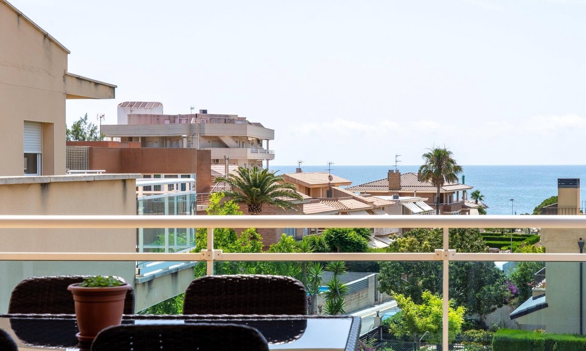 Costa Dorada Apartment | Penthouse with terrace and pool 100m beach