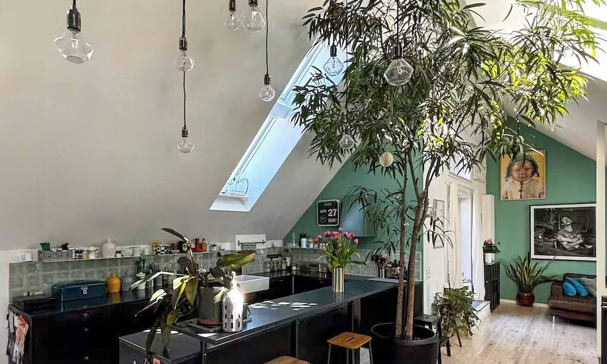 København V Apartment | Penthouse with plants and art near Kødbyen