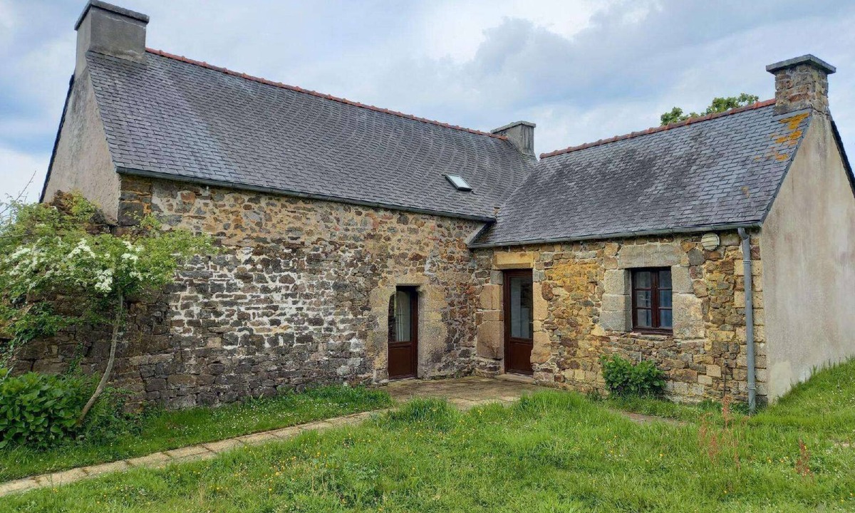 Roscanvel House | Penty Breton character near sea and coastal path