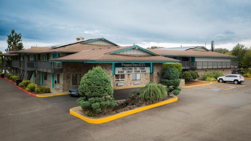 Beaverton Hotel | Pepper Tree Inn