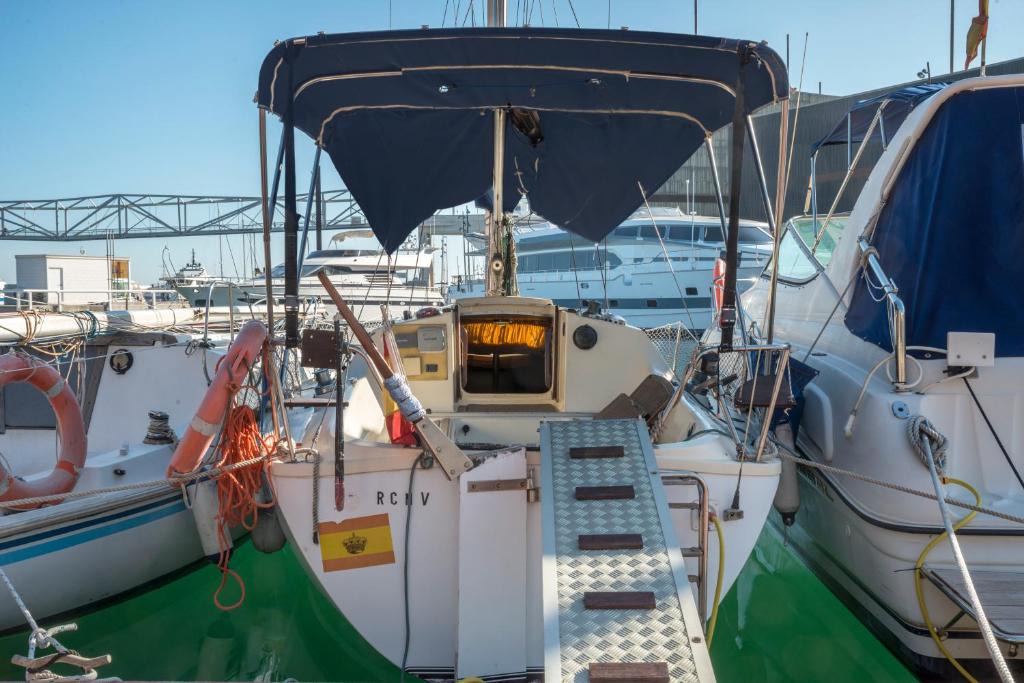 Sant Adria de Besos Boat Rental | Pequeño velero en Port Forum ideal para Backpackers