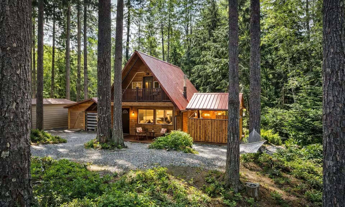 Paradise Estates Cabin | Perch - Antler House: Charming Cabin w/Firepit!