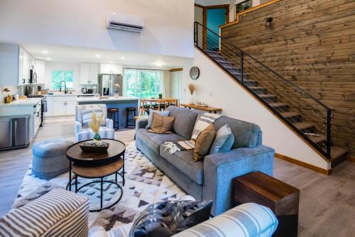 Paradise Estates House | Perch - Evergreen Cabin