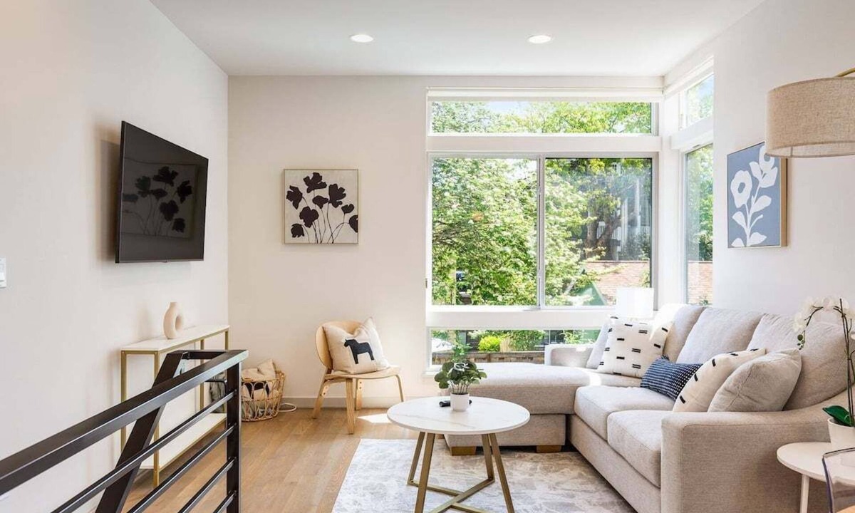 East Queen Anne House | Perch - Serene townhome located a 5-minute walk from a lively area