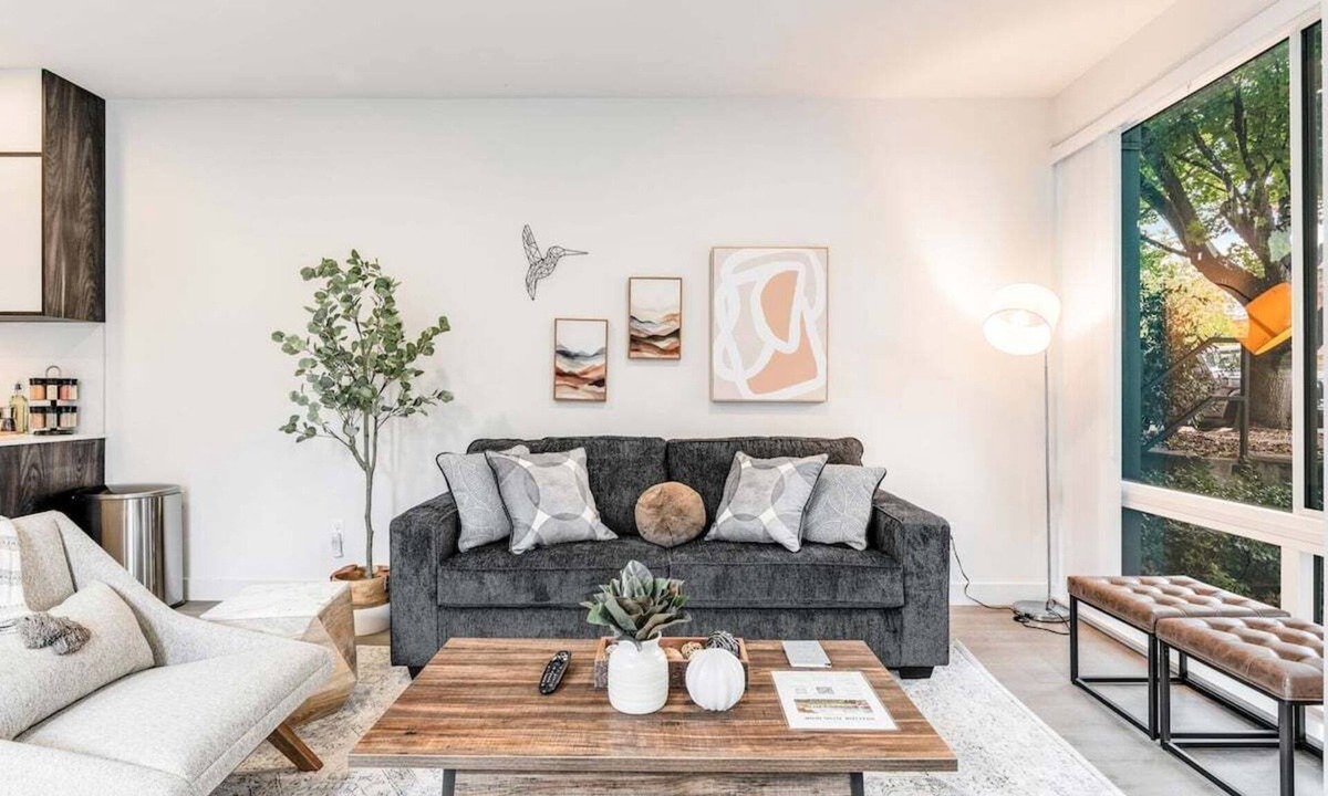 Eastlake House | Perch - View on Franklin: Cozy 3 BR | Lake & Needle View | Fireworks