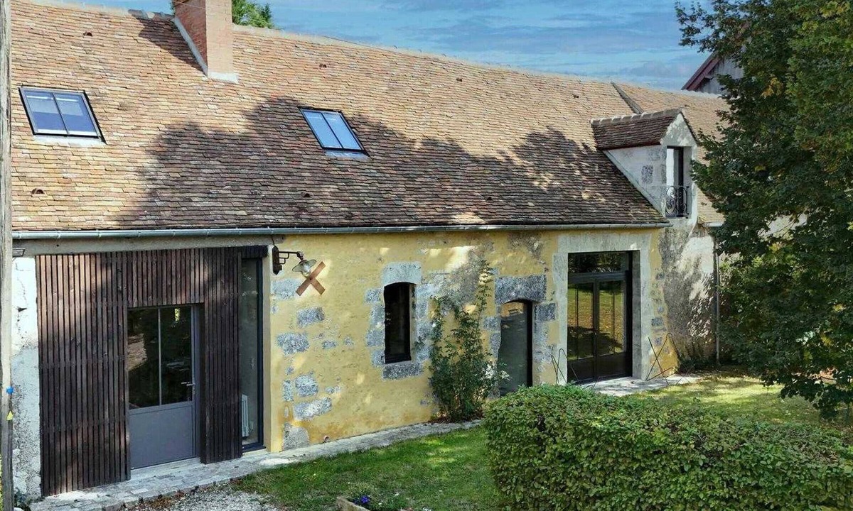 Comblot Cottage | Percheronne House with Enclosed Garden and Stylish Fireplace