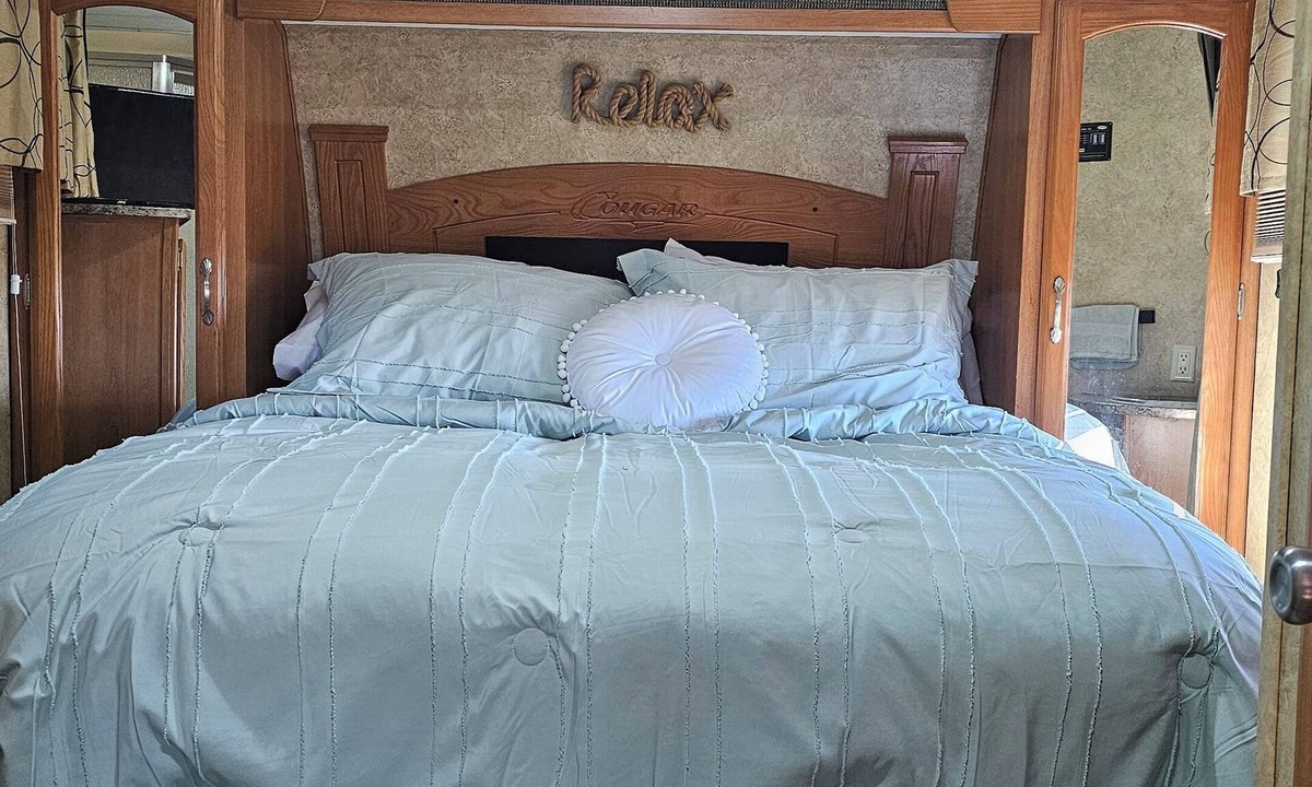 Placedo House | Perfect 1-bedroom recreational vehicle with AC in Victoria