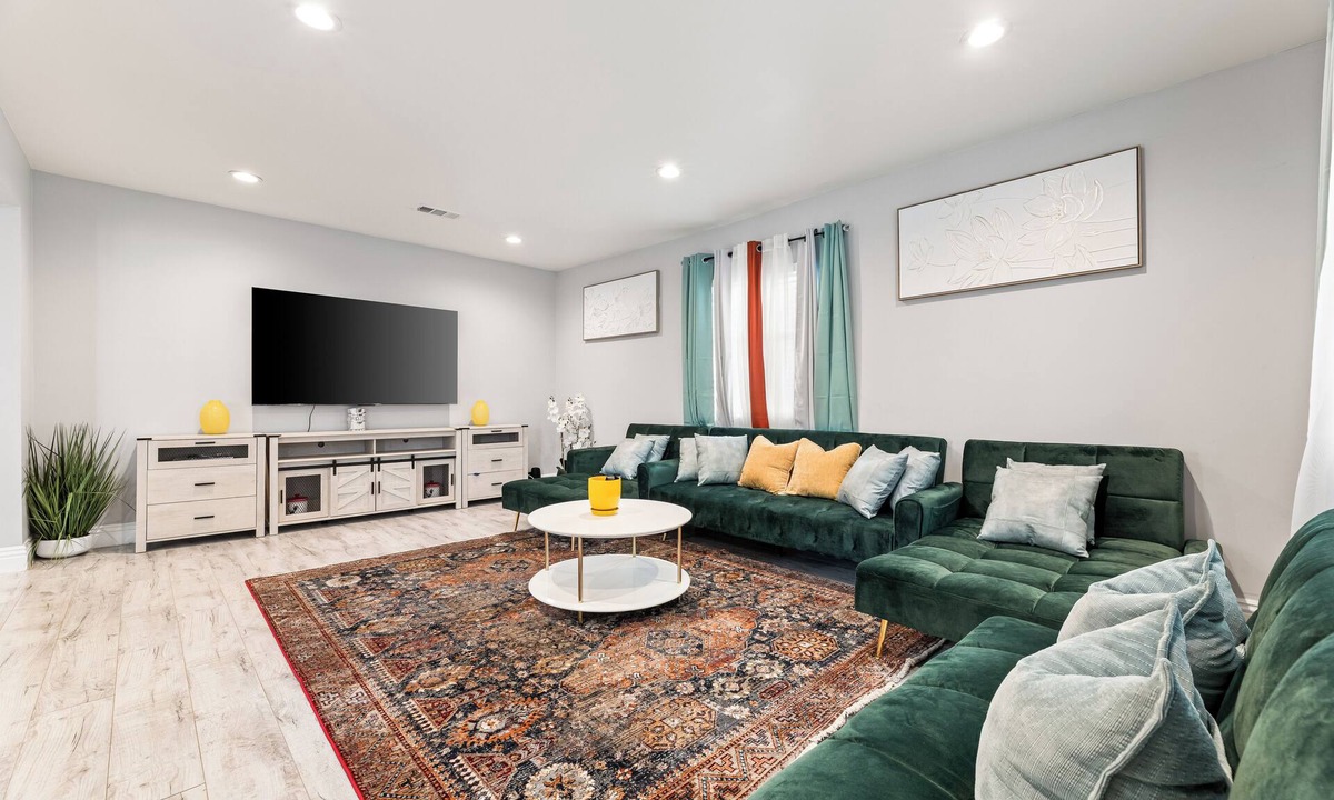 Los Angeles House | Perfect 3-bd 2 Bths close to LAX, SOFI,HOLLYWOOD,UNIVERSAL STUDIOS,CEDARS-SINAI,