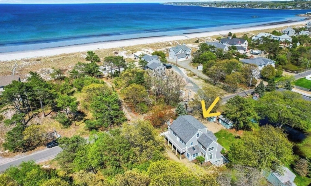 Gloucester House | Perfect 4-bedroom beach house second row on private beach