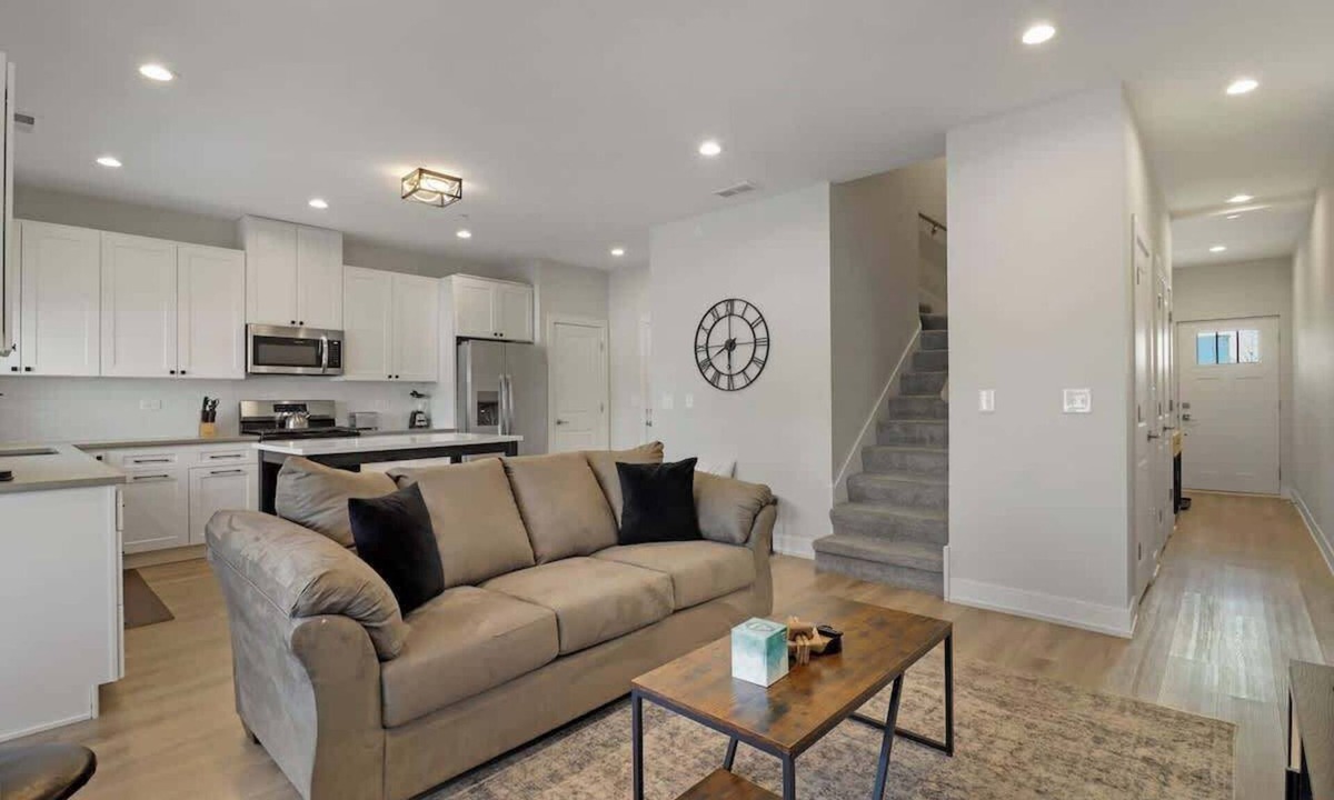 Warrenville Apartment | Perfect 4BR Townhouse with Parking & Pickleball Access