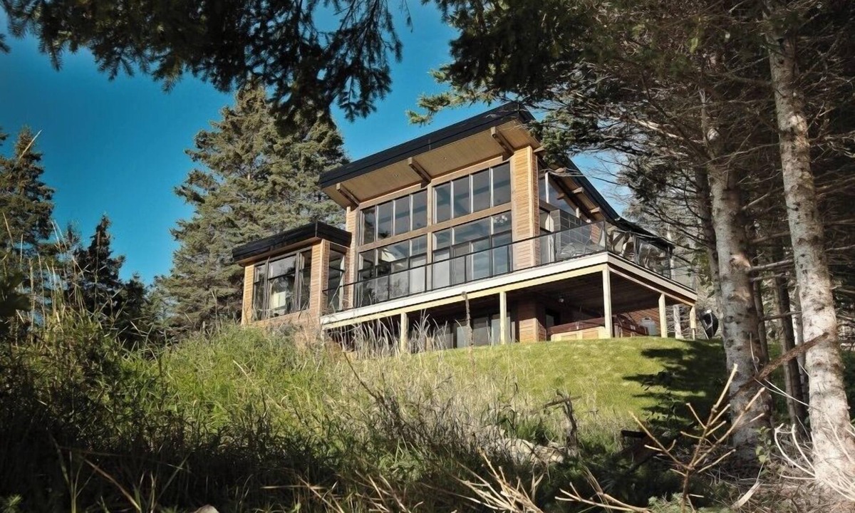 Baie-St-Paul Ski Chalet | Perfect balance between wood and contemporary architecture