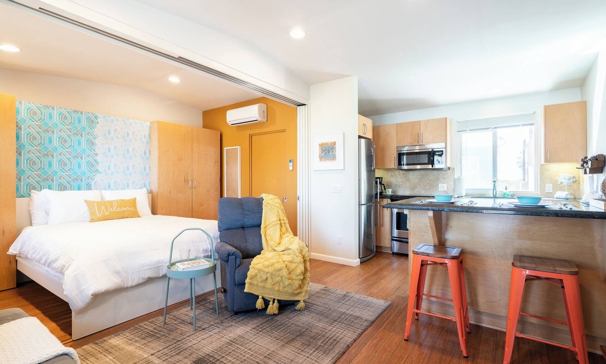 South Mission Beach Apartment | Perfect Beach Studio: Full Kitchen, bath, steps from the ocean boardwalk, AC/Heat and parking.