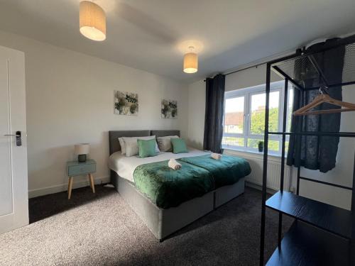 Waltham Cross House | Perfect Contractor house-3 free parking space-EV charging-Secure-Quiet-Modern