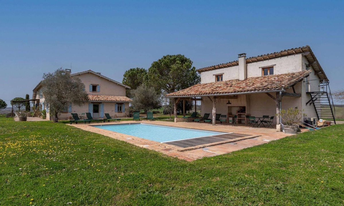 Montdurausse Villa | Perfect Countryside Retreat, Private Heated Pool & Panoramic Views - 5mins from Monclar-de-Quercy!
