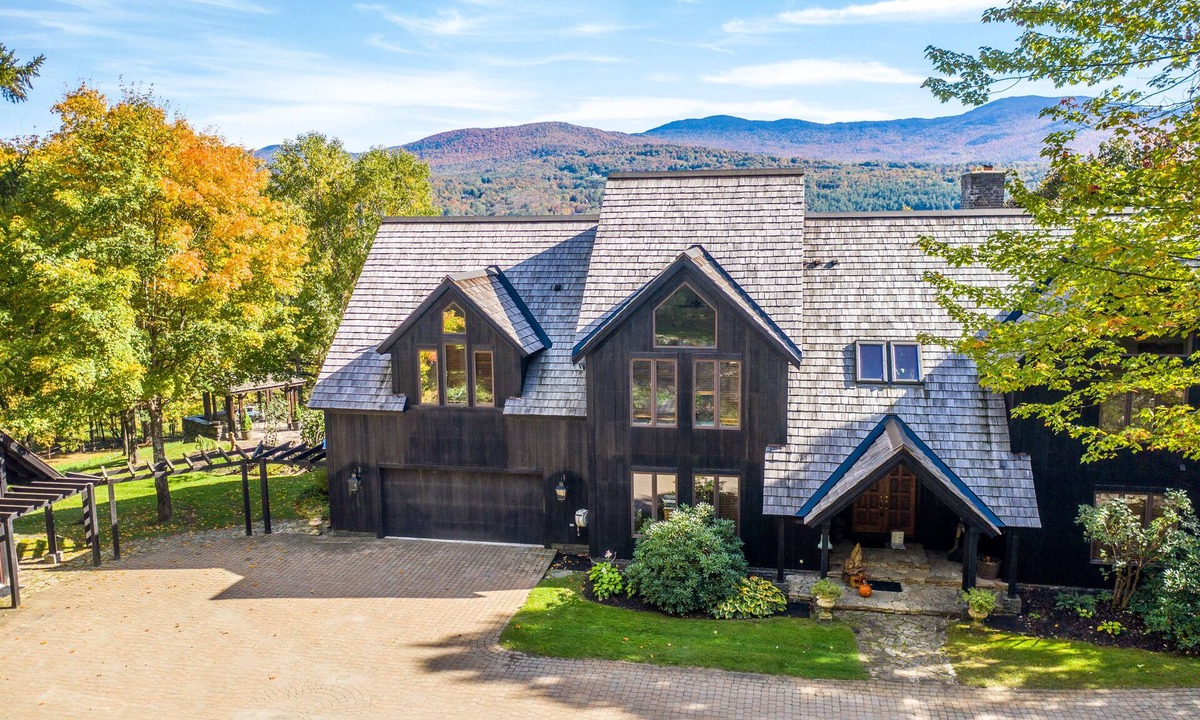 Stowe Area House | Perfect Country Getaway! 10 Minutes to The Slopes and 5 Minutes To The Village!
