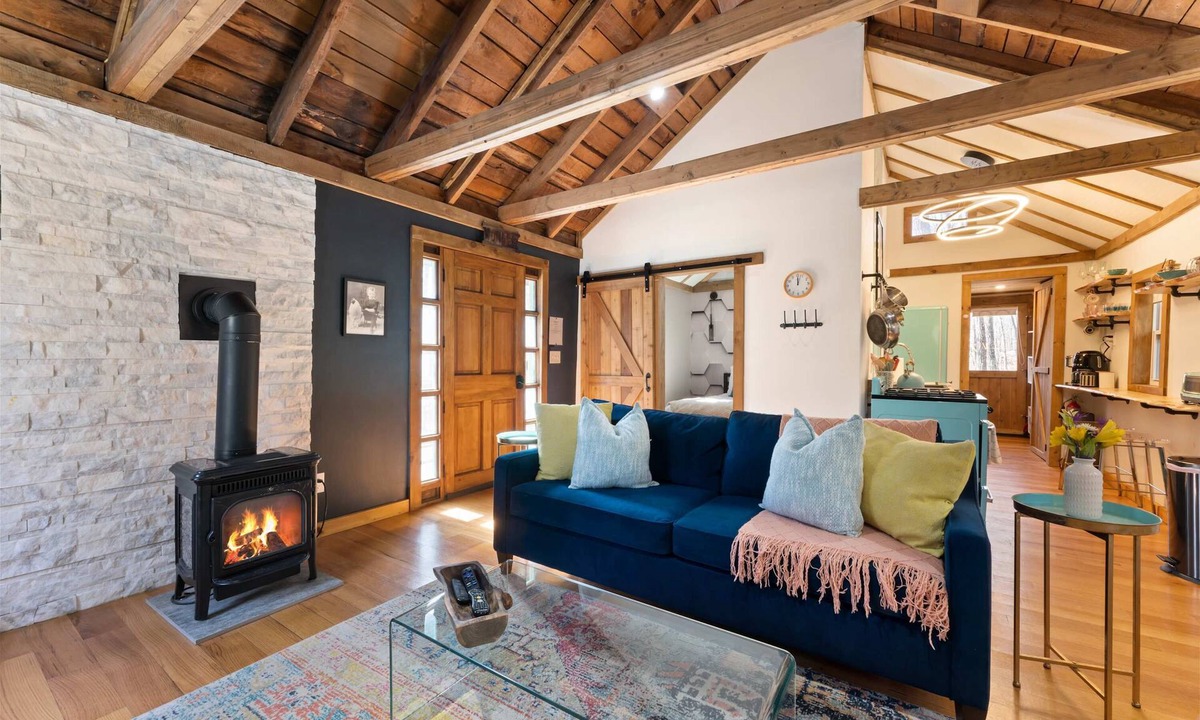 Rowland Cabin | Perfect Couples’ Cabin: Fireplace, Firepit, & Wine Nearby