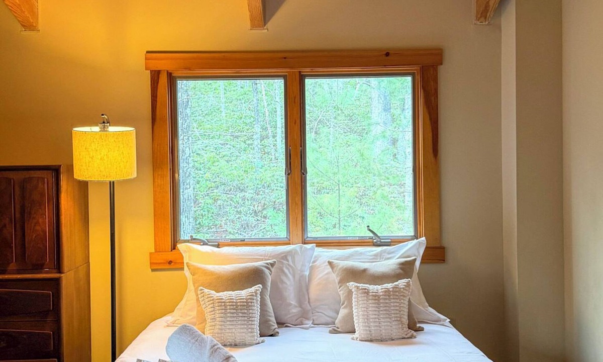 Mount Tremper Cabin | PERFECT ESCAPE For Total Privacy, Rustic Modern Cabin, 15 Pvt. Ac, WiFi, Heat/AC