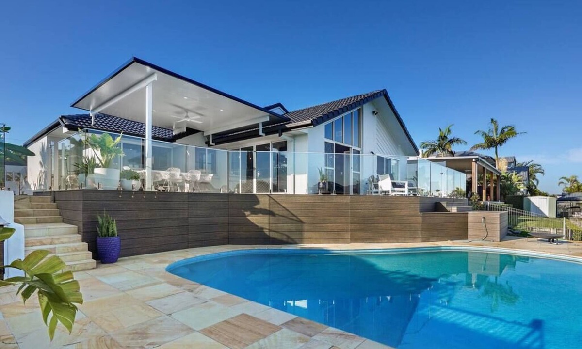 Benowa House | Perfect Escape Waterfront Central - 4BR, Pool