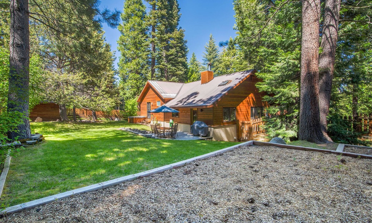 Tahoma House | Perfect Family Getaway-WI-FI-HDTV-Hot Tub-Fenced Back Yard