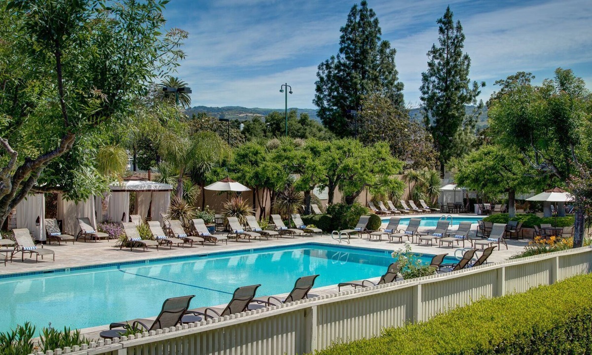 Napa Hotel | Perfect for a Family Getaway! 3 Spacious Suites w/Kitchen, Pool, FREE Parking!