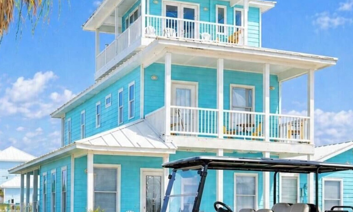 Port Aransas House | Perfect for big families! Pet Friendly! Ocean View & Boardwalk to Beach