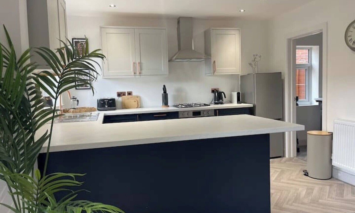 Brierley Hill House | Perfect for Contractors with on site parking