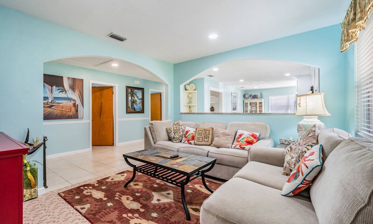 Old Seminole Heights House | Perfect for Families & Fun, minutes to ; Busch Gardens, Casino, Zoo, Arena,