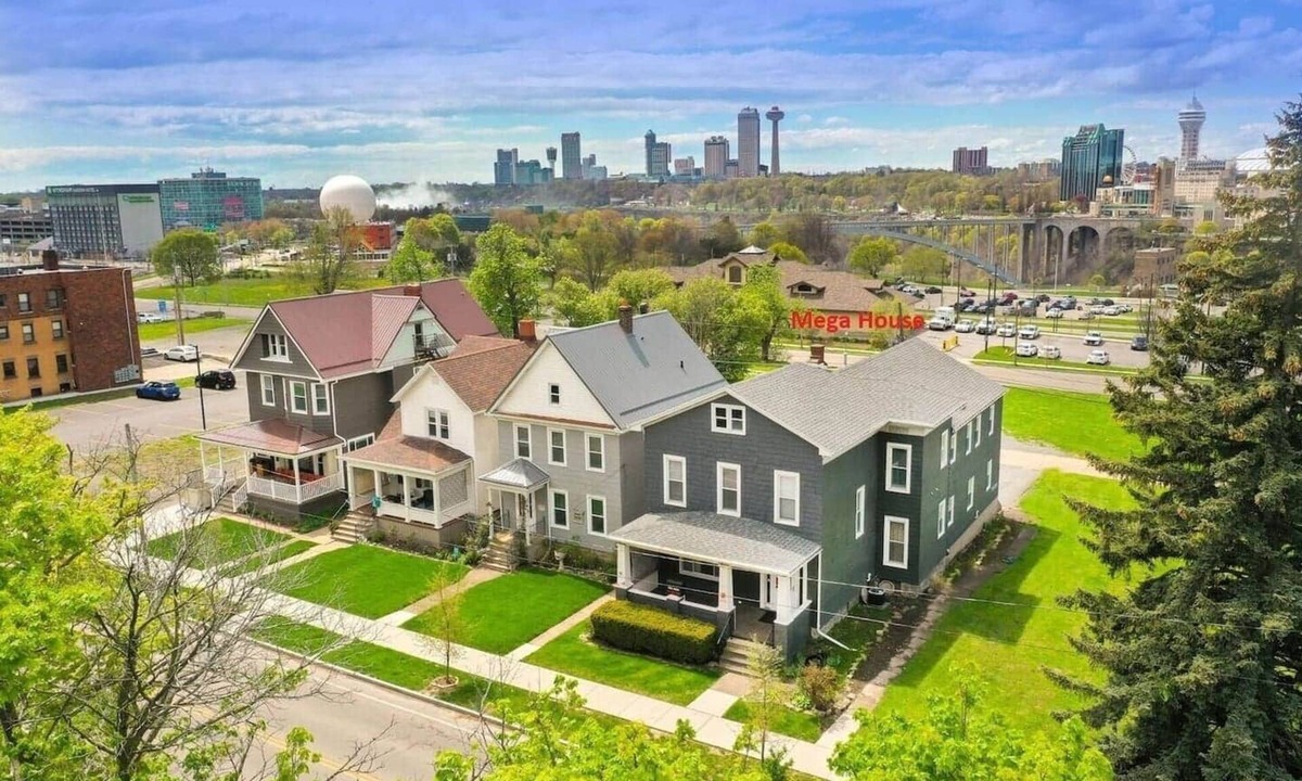 Downtown Niagara Falls House | Perfect for Groups - 10BR Sleeps 26 by Falls & Fun