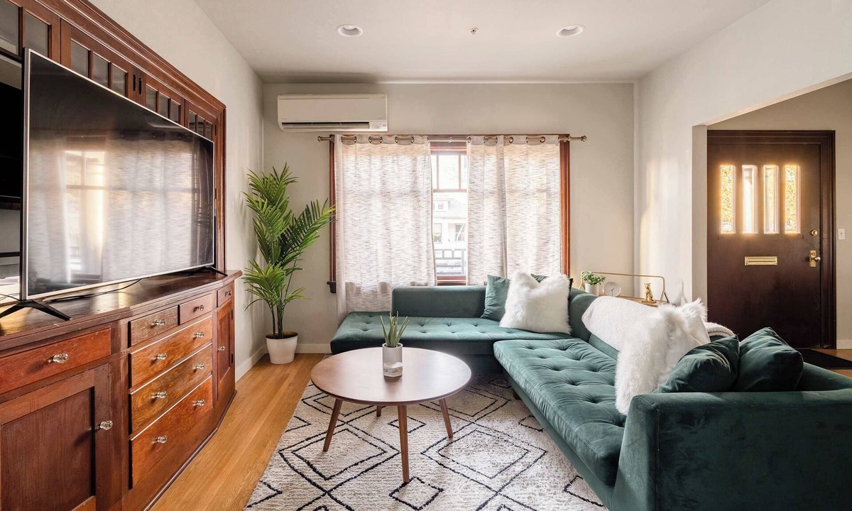 Sullivan's Gulch Apartment | Perfect for Groups - Trendy Area - 4BR - Sleeps 8