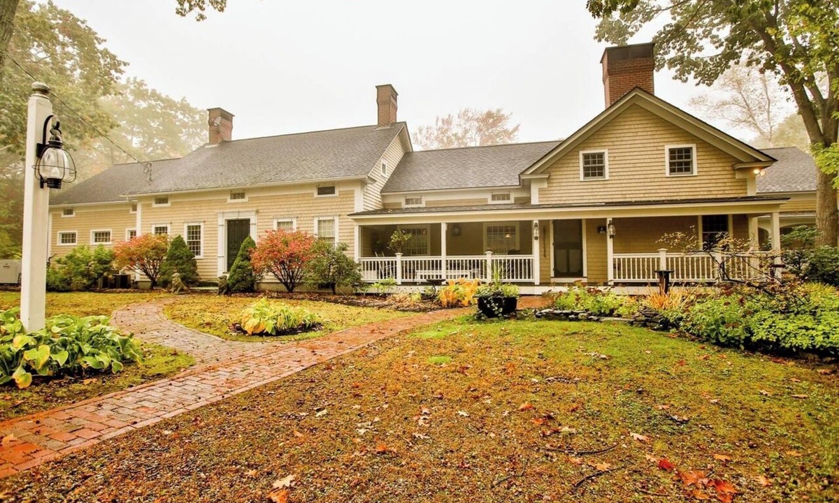 Cape Neddick House | Perfect for groups! Walk to Cape Neddick beach, expansive home on Shore Rd, York